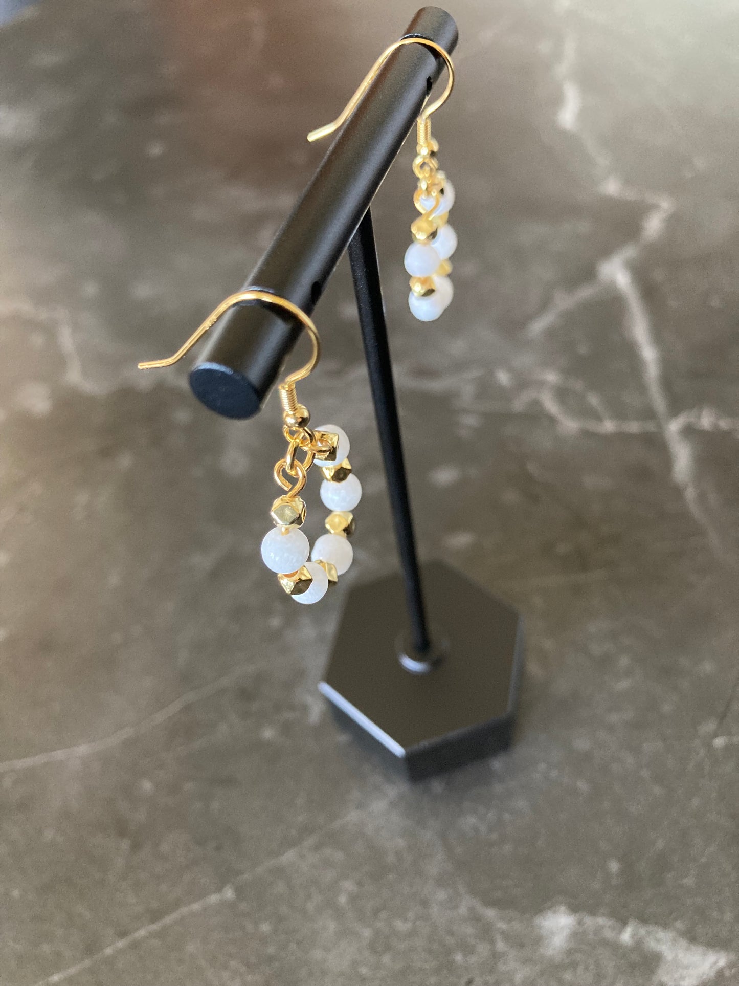 Fransk ørekrok Sølv & Jade - Fem hvite perler