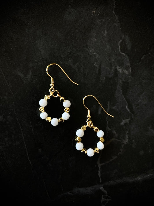 Fransk ørekrok Sølv & Jade - Fem hvite perler