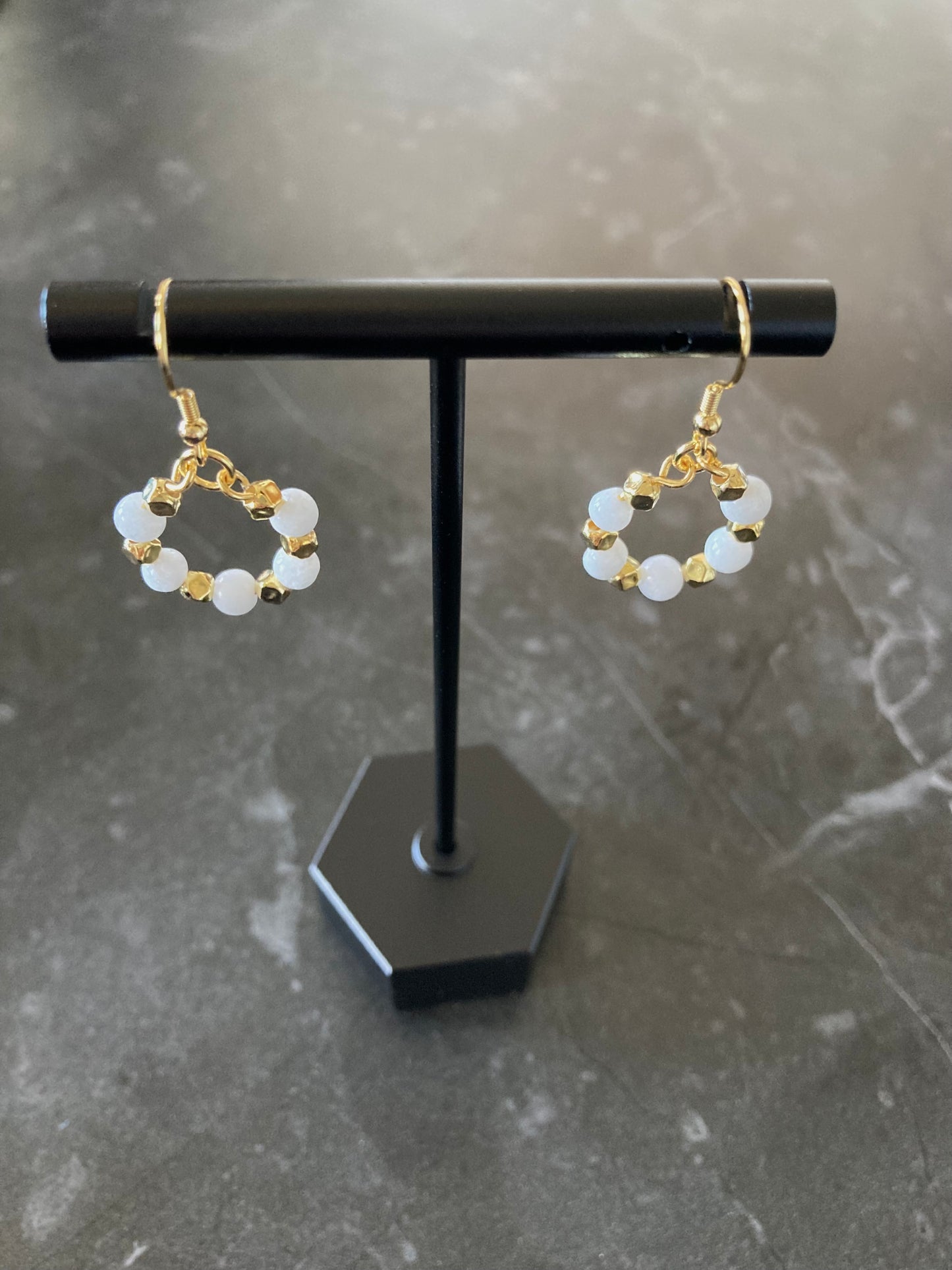 Fransk ørekrok Sølv & Jade - Fem hvite perler