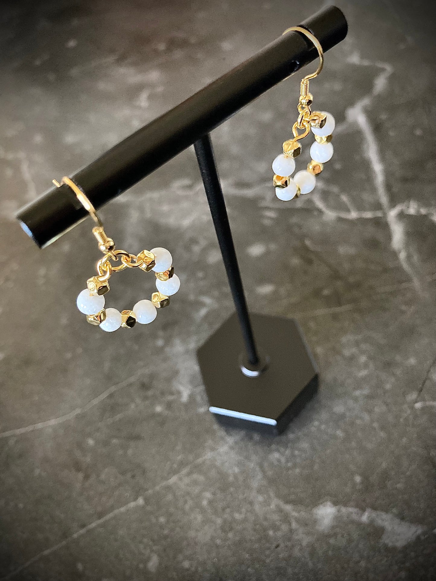 Fransk ørekrok Sølv & Jade - Fem hvite perler