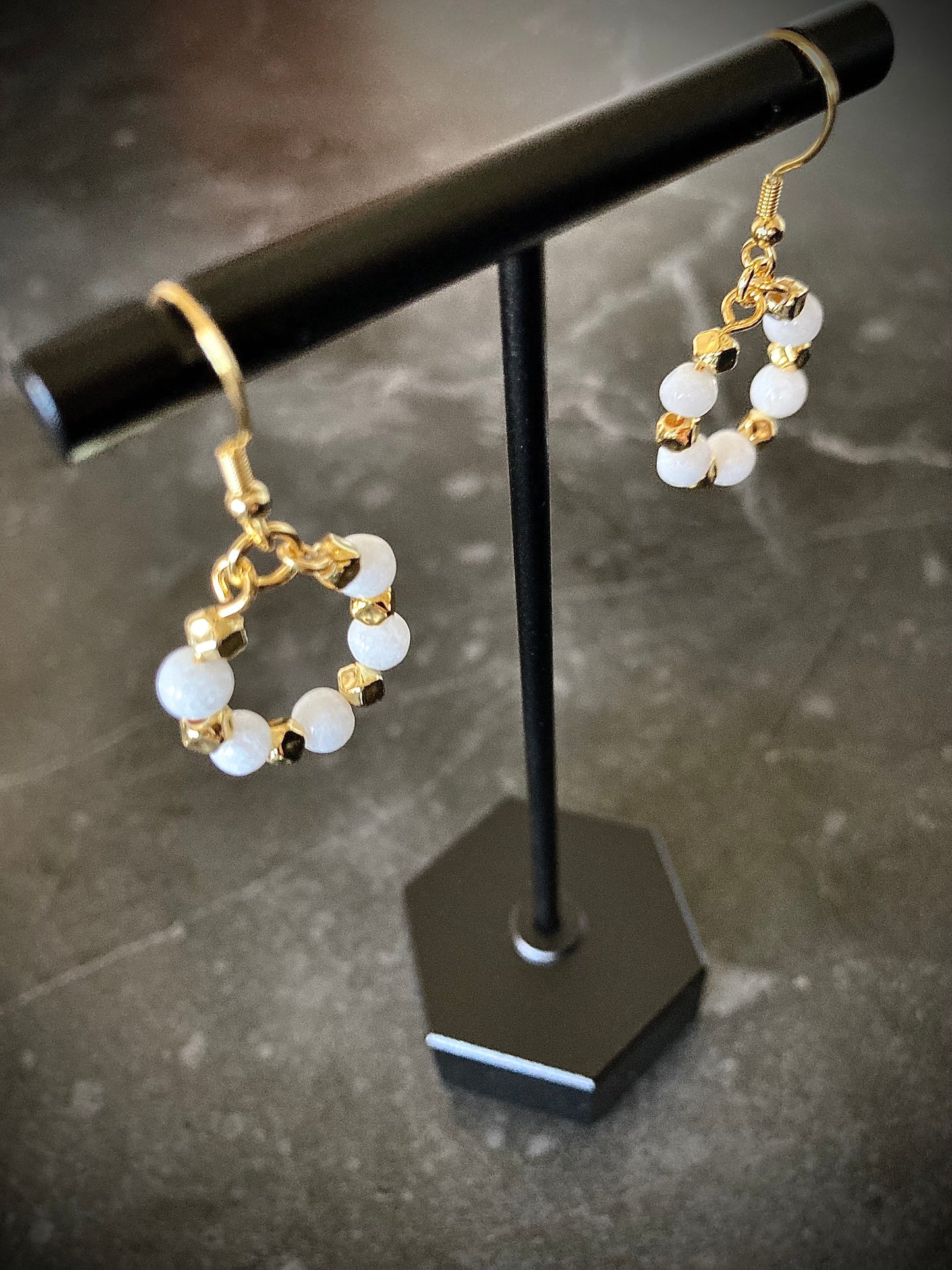 Fransk ørekrok Sølv & Jade - Fem hvite perler