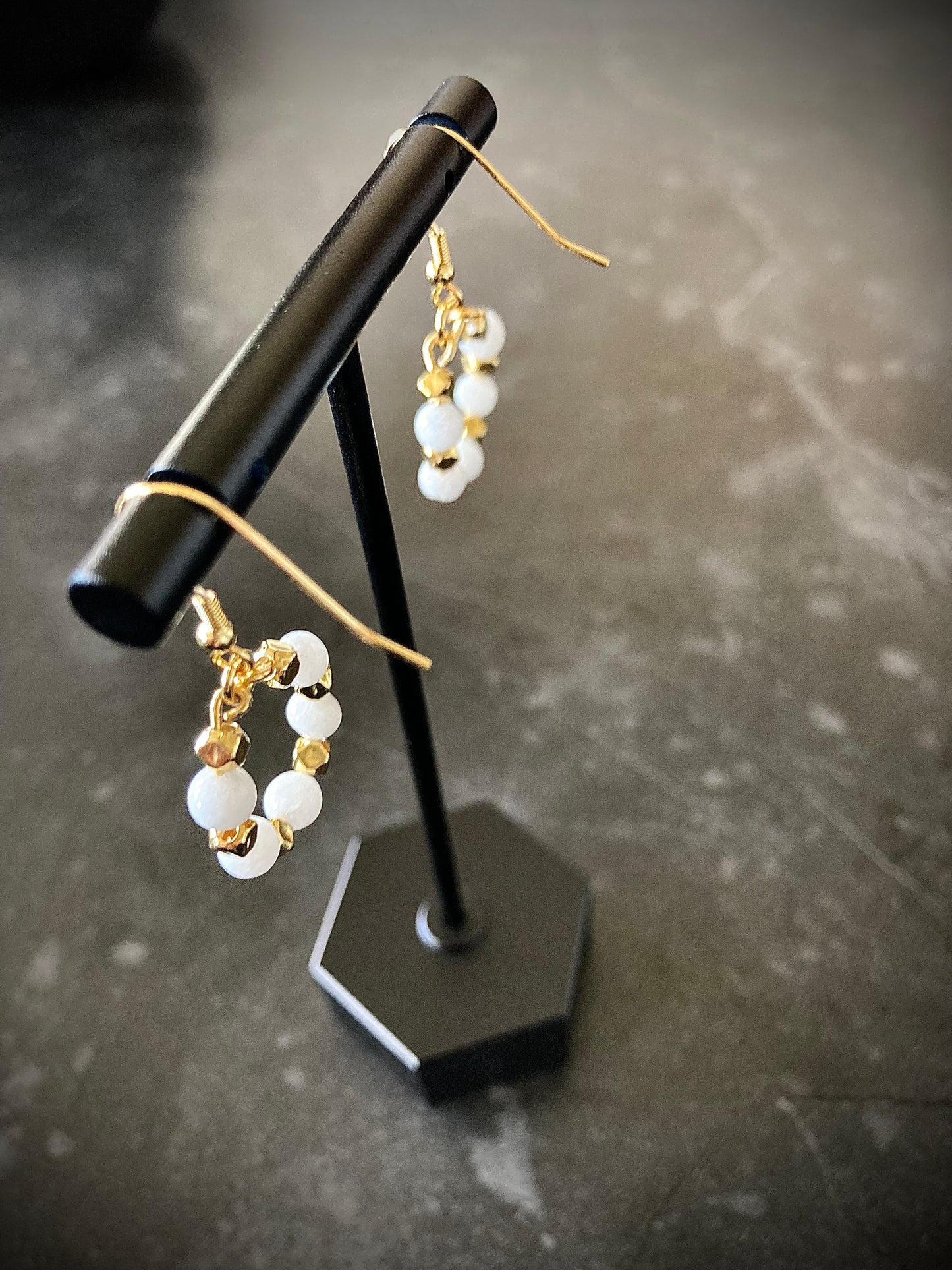 Fransk ørekrok Sølv & Jade - Fem hvite perler