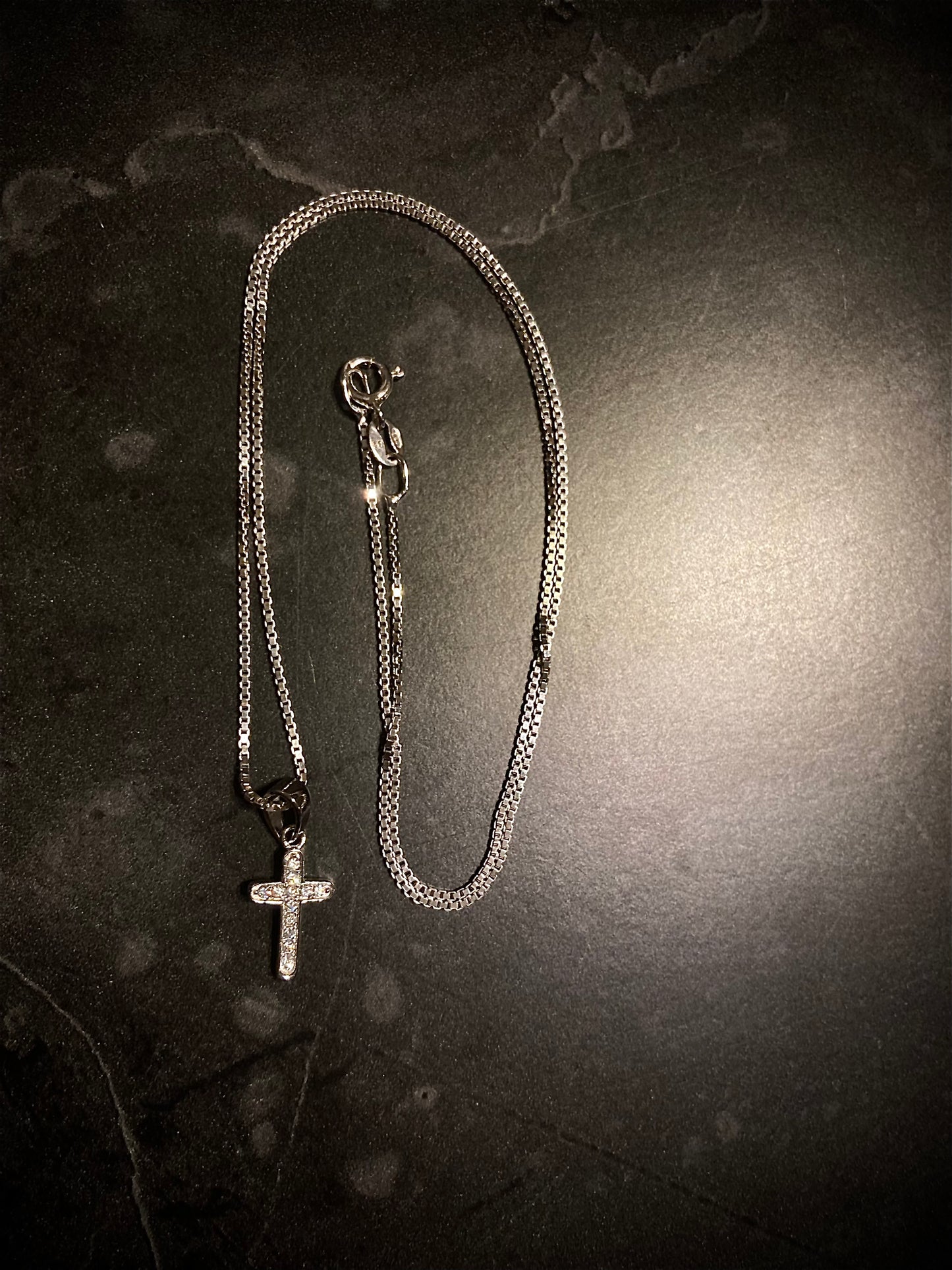Halskjede & Sølvkors med zirkonia